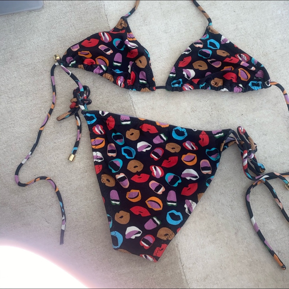 BIKINI LIPS